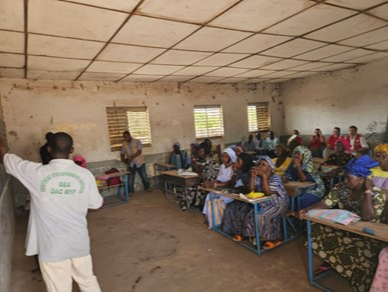Clase de alfabetización de mujeres en lengua Peulh en Medina Yoro Foulah. Proyecto de la ONGD Educo.